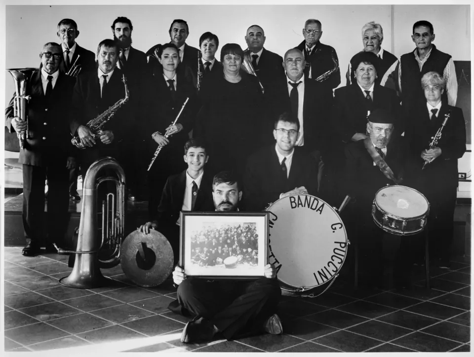 Foto di gruppo in bianco e nero della banda musicale di Calasetta con gli strumenti