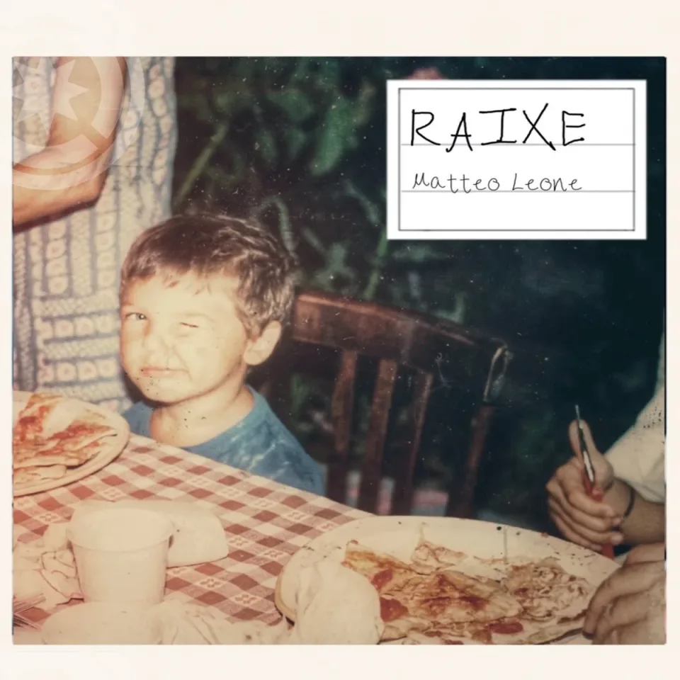 Copertina del disco Raixe: foto d'infanzia di un bambino a tavola con la pizza