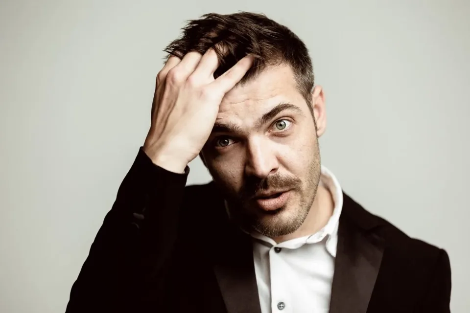 Ritratto di Matteo Leone con una mano tra i capelli