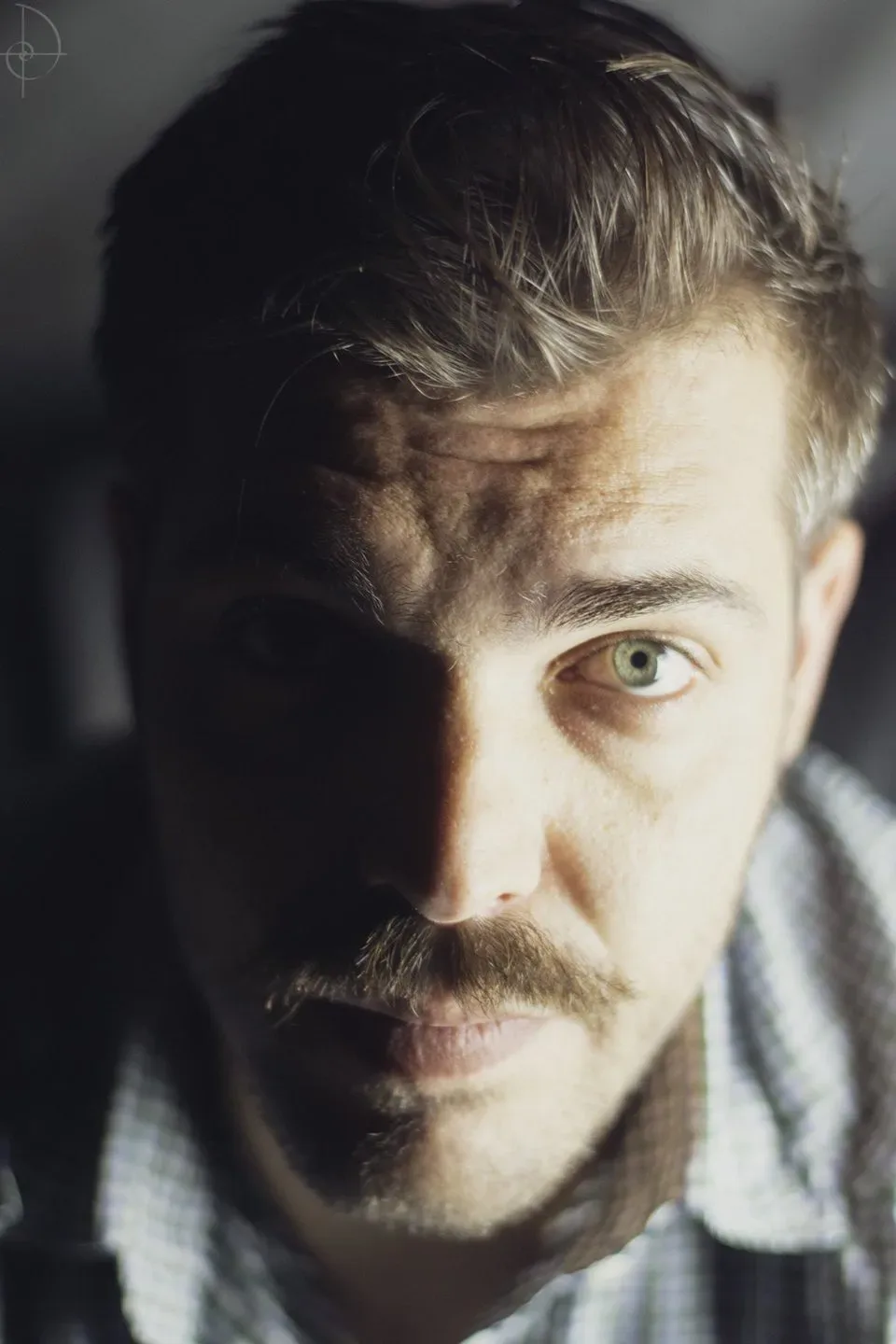 Primo piano dello sguardo di Matteo Leone, metà volto in ombra